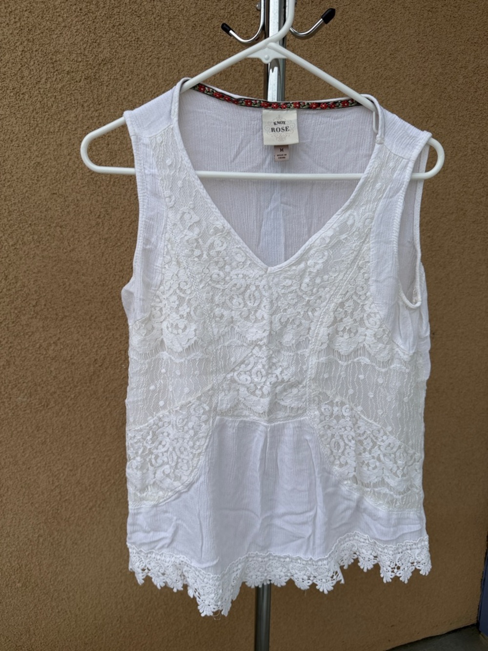 Knox Rose White Lace V-Neck Sleeveless Camisole